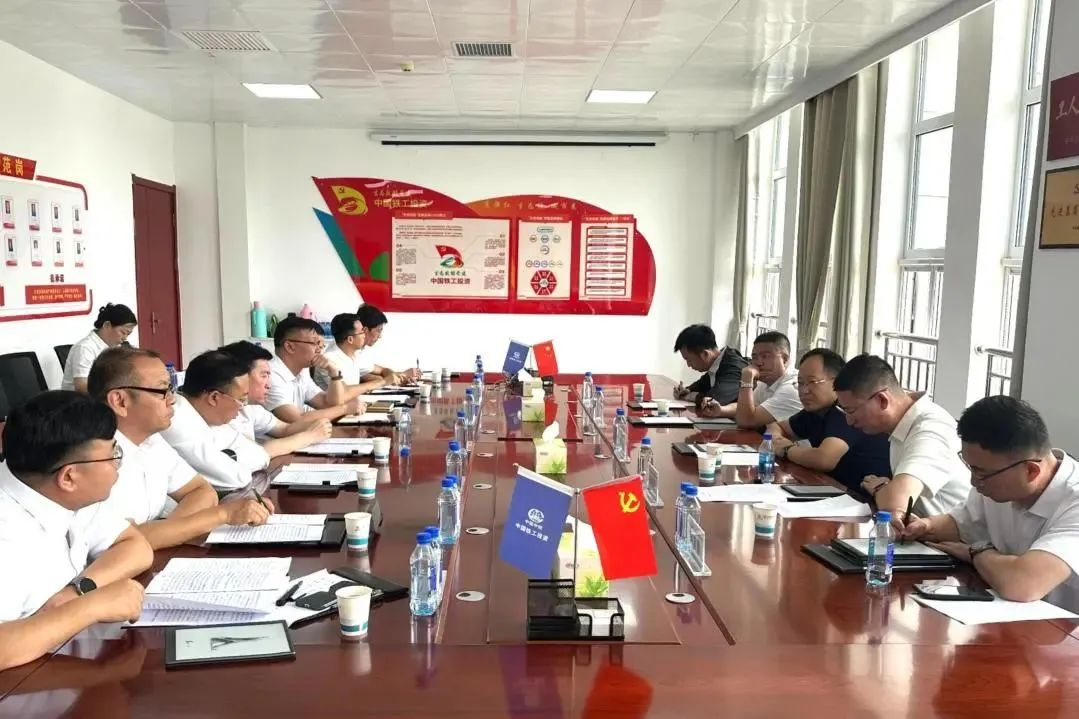 吳琦與內(nèi)蒙古水發(fā)集團(tuán)黨委委員、總會(huì)計(jì)師、董事侯躍峰在銀川舉行會(huì)談