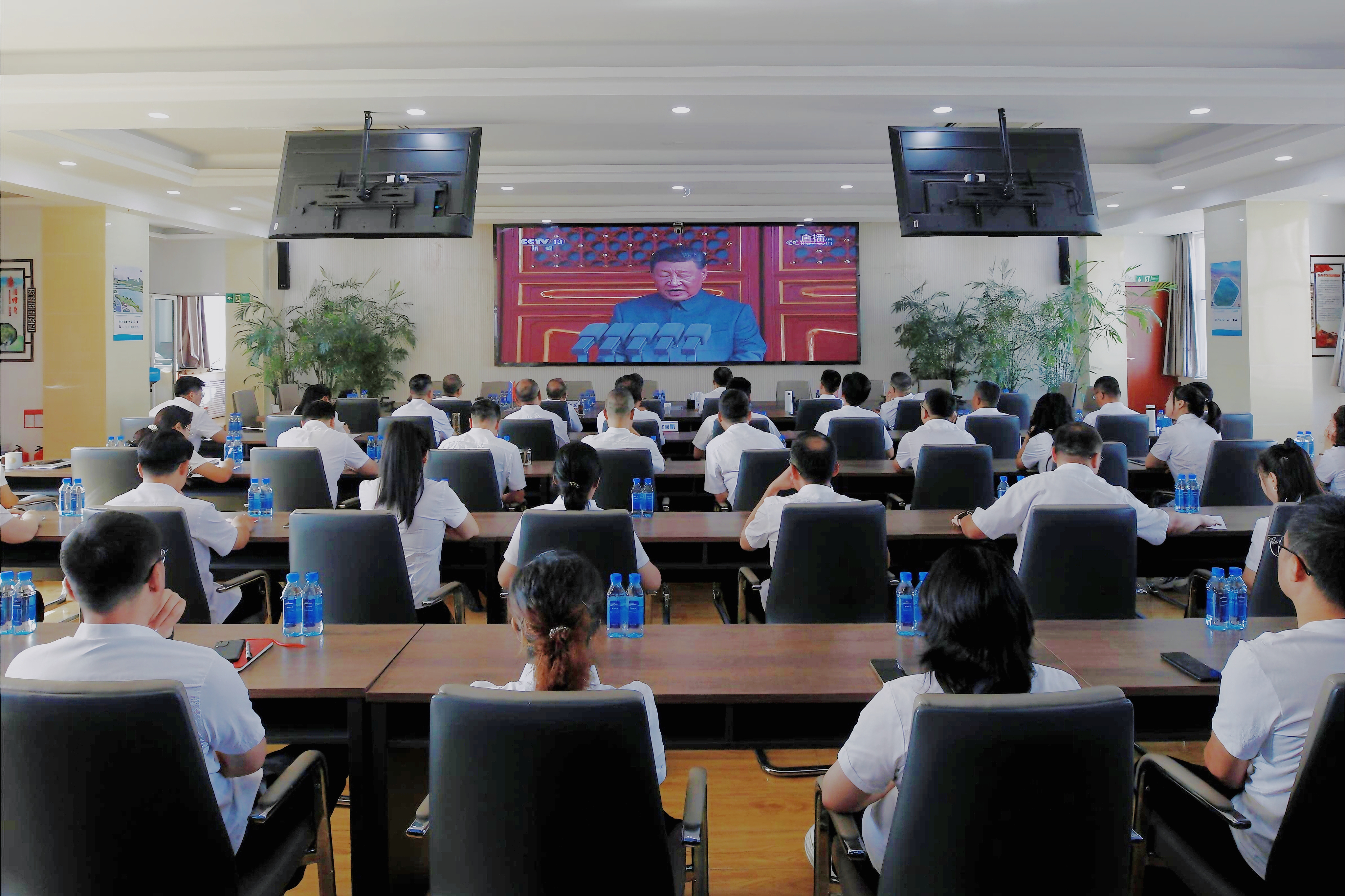 銘記歷史，致敬英雄！銀川中鐵水務組織觀看紀念抗戰(zhàn)勝利80周年閱兵式直播